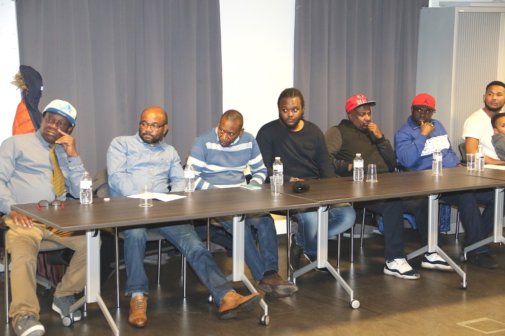 Pichani baadhi ya Watanzania wakimsikiliza Mh:Balozi