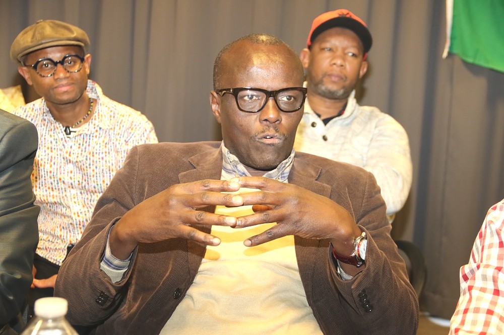 Afisa balozi wa Tanzania nchini Ubelgiji ndugu Shoo akiwaeleza watanzania Fursa za Hisa zitokanazo na mabenki makubwa nchini Tanzania na jinsi ya kujiunga nazo