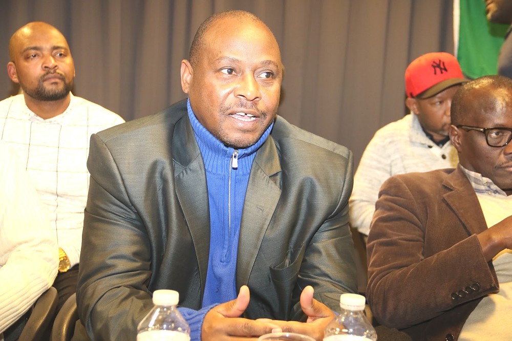 Afisa Ubalozi wa Tanzania nduguKabakati nae aliongea na watanzania kuhusu uwekezaji katika sekta mbalimbali,pichani alitoa ufafanuzi wa maswala ya umiliki wa ardhi na mashamba