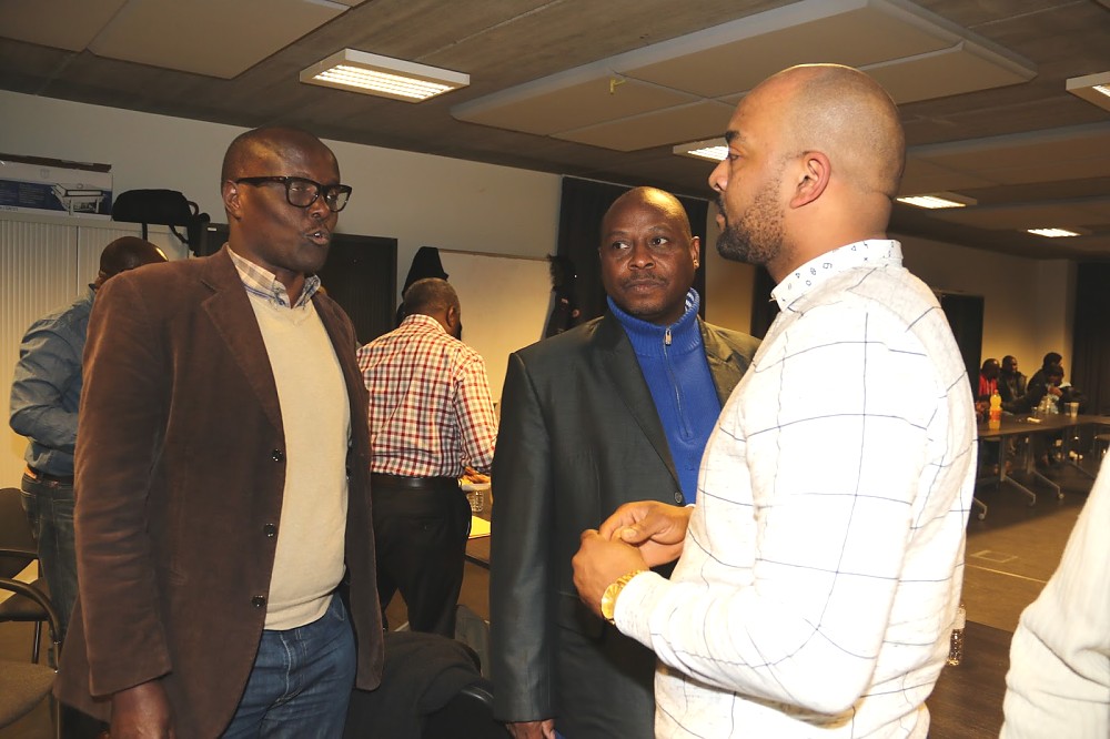 Maganga One Blogger akiwa na maafisa ubalozi wa Tanzania wakibadilishana mawazo