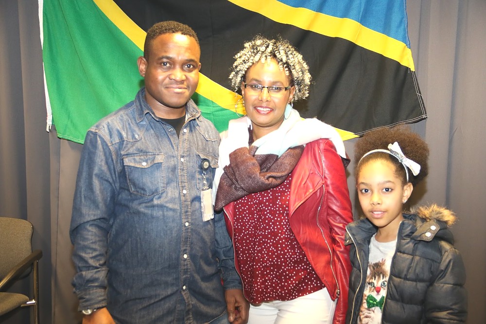 Shabiki namba moja wa Simba ughaibuni ndugu Nyambi kushoto akiwa na dada wa Kitanzania wakipata picha ya kumbukumbu