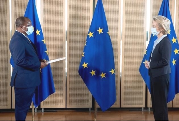 Balozi Nyamanga akitoa maelezo mafupi kwa Mhe. Ursula von der Leyen kabla ya kuwasilisha rasmi Hati za Utambulisho.